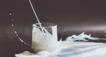 Почему от молока болит живот и надо ли бояться лактозы